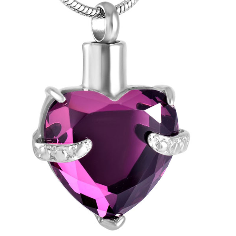 Lila színű üvegből készült szív alakú medál