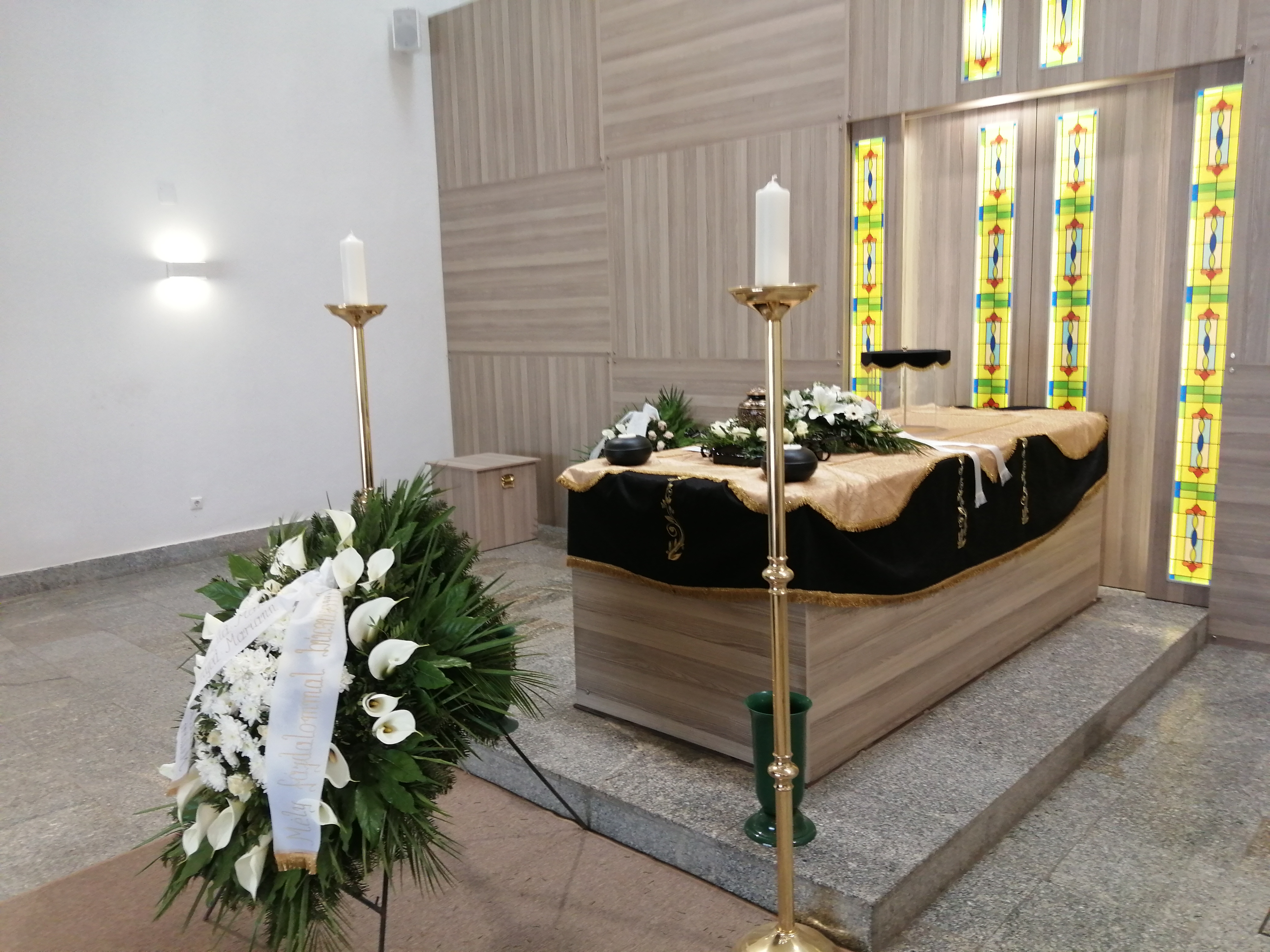 A jelű Ravatalozó a ravatallal