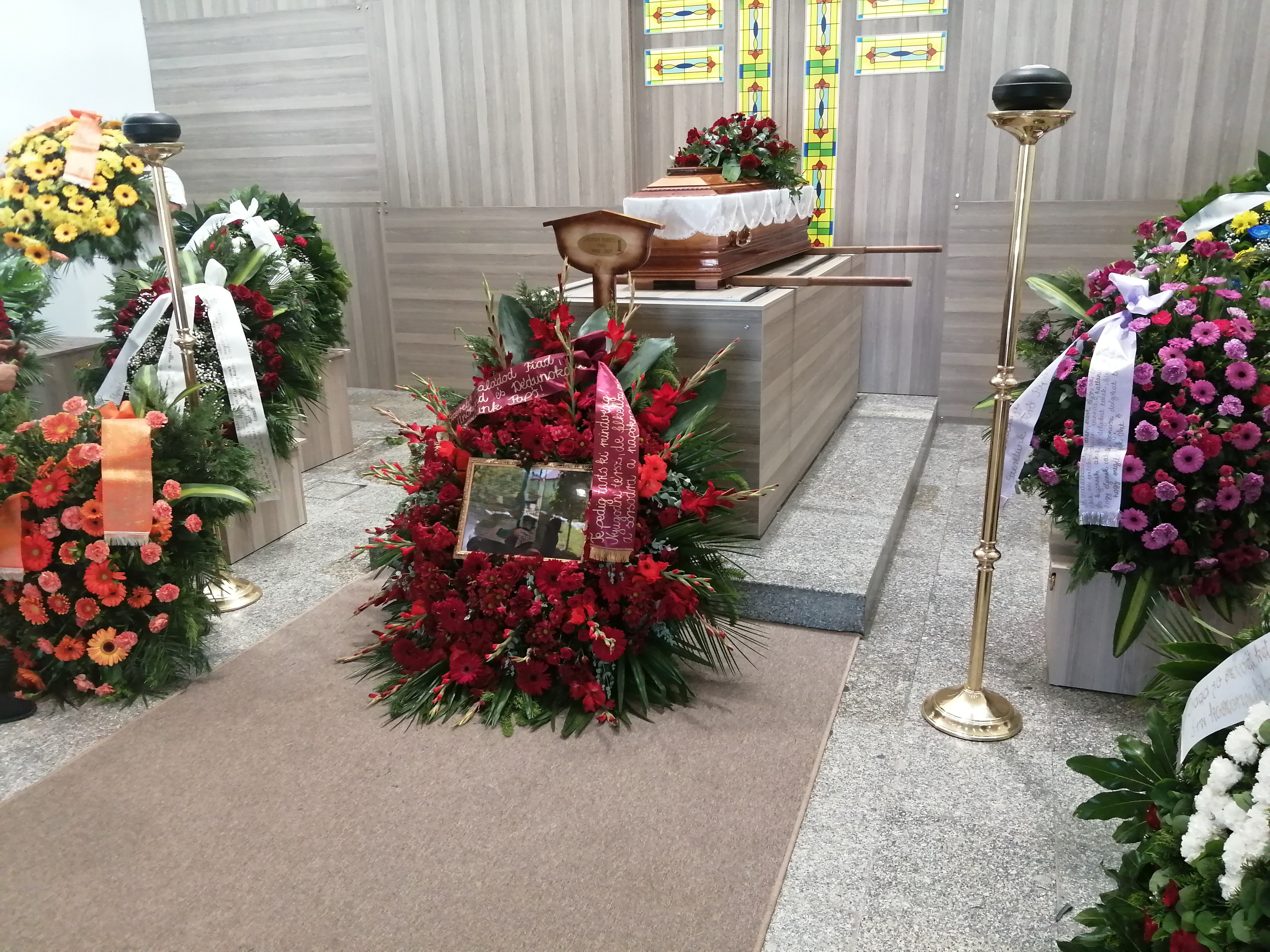 A jelű Ravatalozó a ravatallal