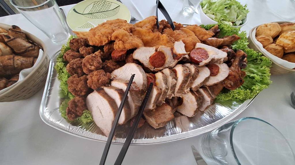 Sültestál, rántott szelet, csabai karaj, saláták