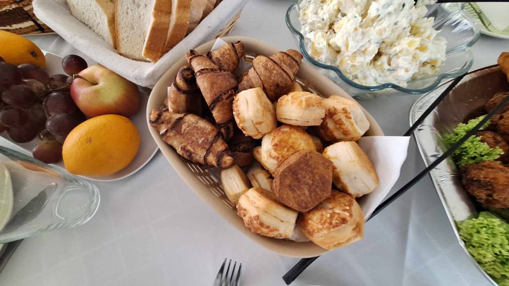 Catering bekészítés, melyen húsok, vegyesköret, és saláták vannak.