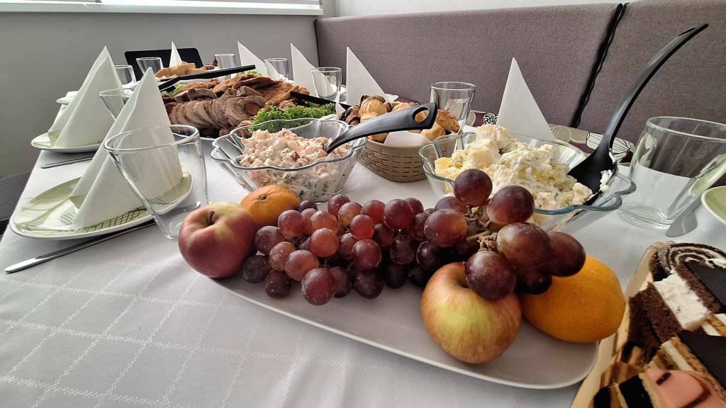 Catering bekészítés, rántott szelet található benne.