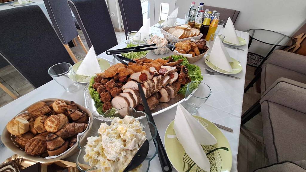 Sültestál bekészítés, rántott húsok, vegyes köret, saláták