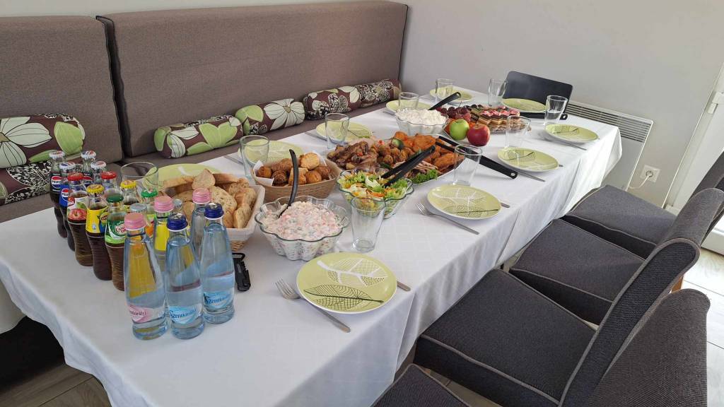 Pogácsa, gyümölcsök. Sültestál, rántott szelet, saláták