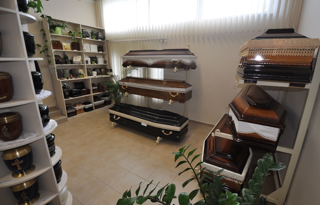 Mintabolti koporsó, urna bemutató darabok.