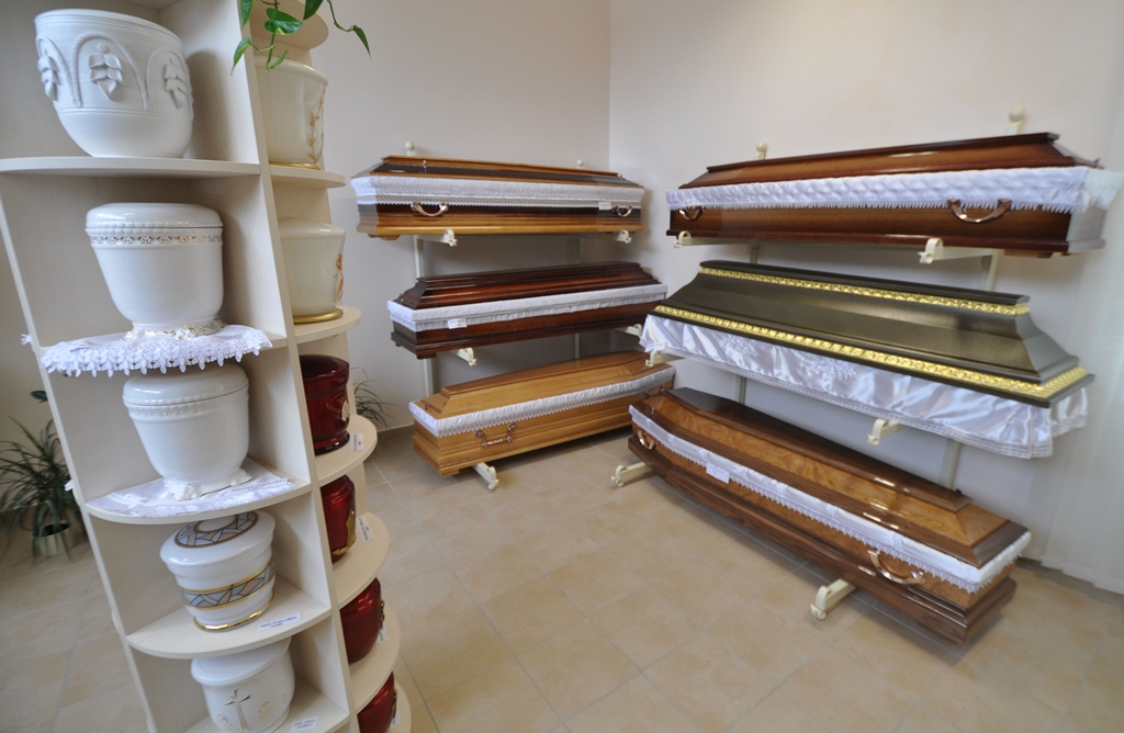 Mintabolti koporsó, urna bemutató darabok.