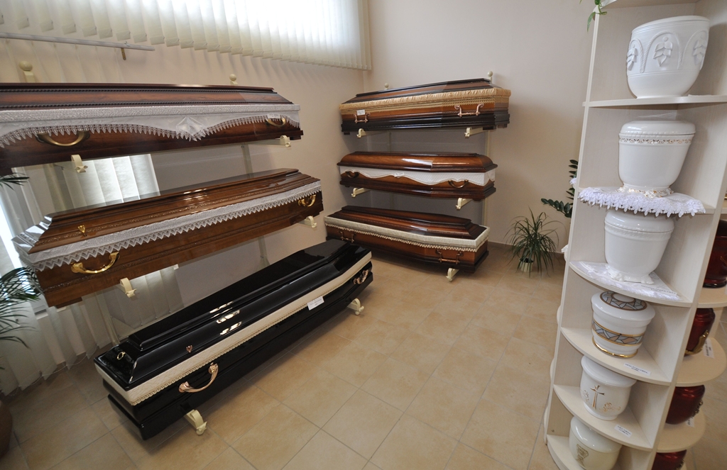 Mintabolti koporsó, urna bemutató darabok.