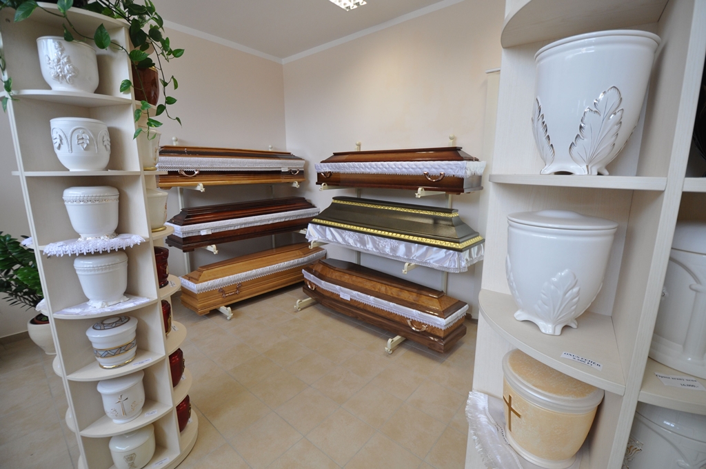 Mintabolti koporsó, urna bemutató darabok.