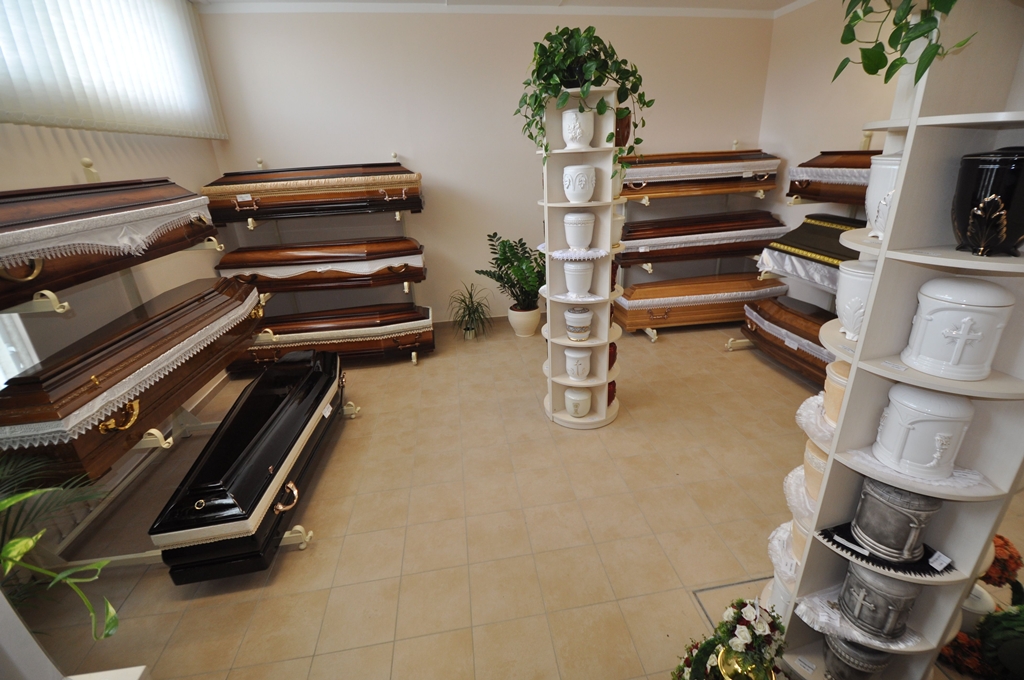 Mintabolti koporsó, urna bemutató darabok.