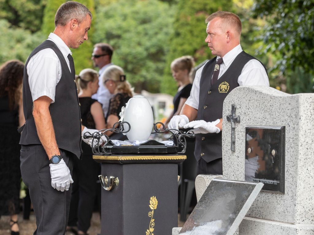 Kegyeleti munkatársak