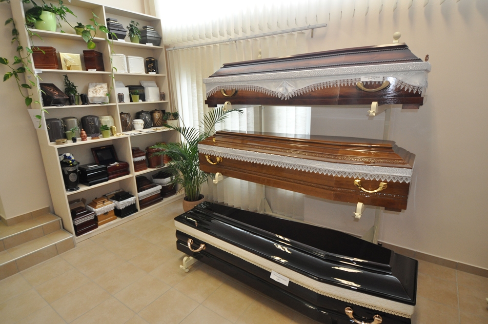 Mintabolti koporsó, urna bemutató darabok.