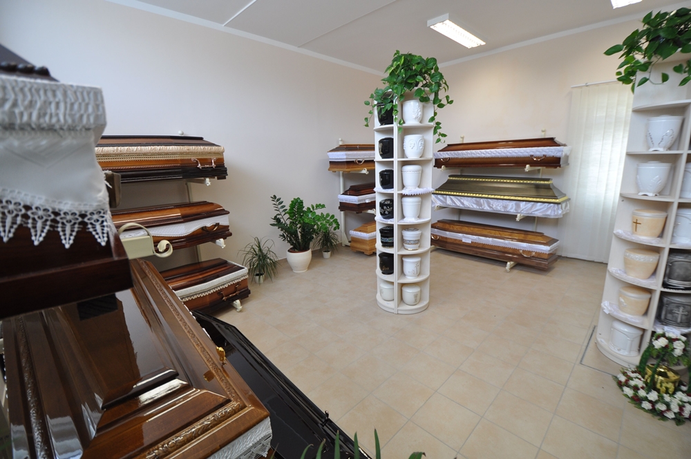 Mintabolti koporsó, urna bemutató darabok.