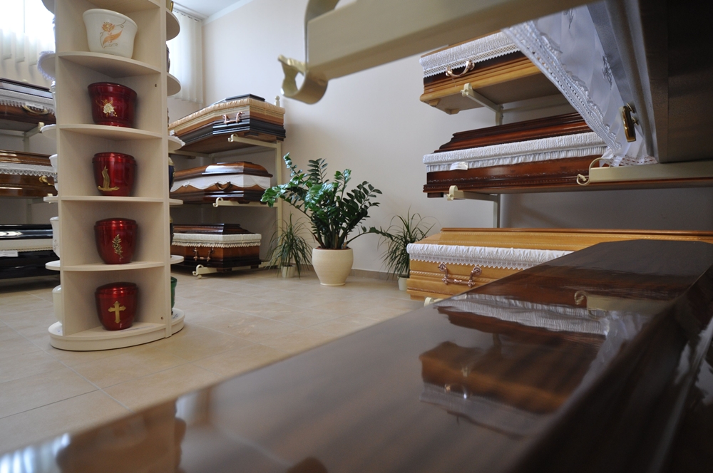 Mintabolti koporsó, urna bemutató darabok.