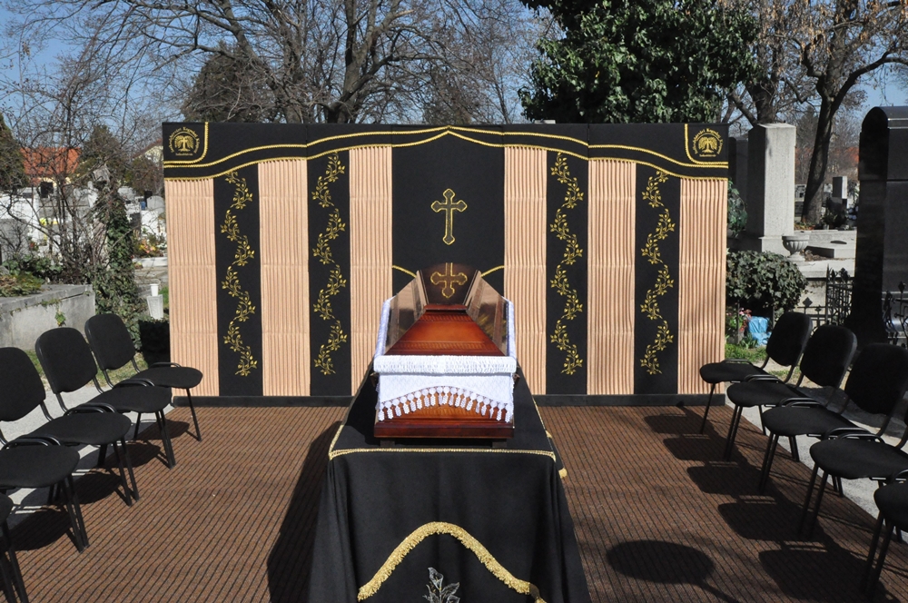 Ravatalozó tér a ravatallal